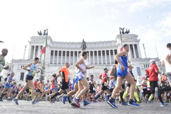 Maratona di Roma ‘Acea Run’ partita dai Fori Imperiali: strade chiuse, orari e percorsi alternativi