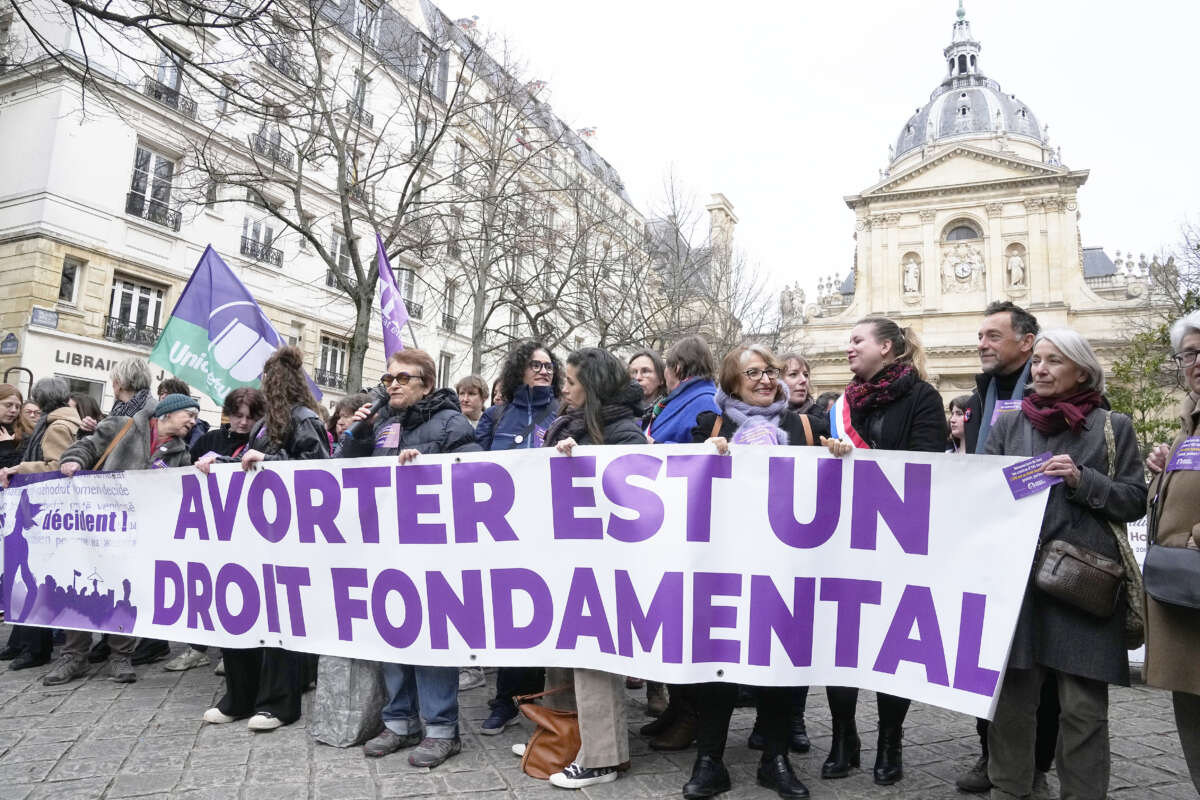 Il diritto all’aborto entra nella Costituzione francese: è giusto?