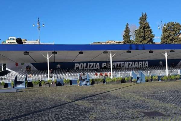 Il ‘gioco’ dell’agente penitenziario, in piazza del Popolo la realtà virtuale per simulare il carcere e il brivido di essere scortati