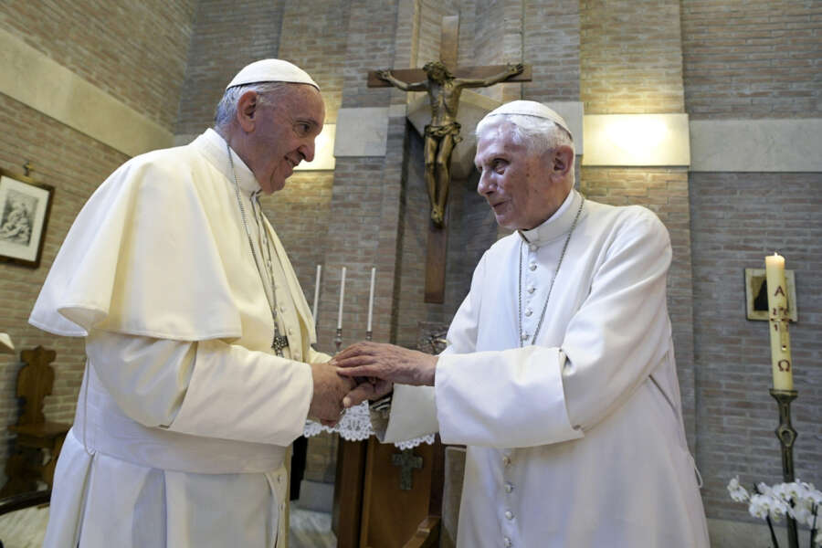 Papa Francesco: “Ratzinger mi difese da alcuni cardinali, cercarono di usarmi. Da Gaenswein solo bugie sui miei confronti”. E anticipa la decisione sulla sua sepoltura