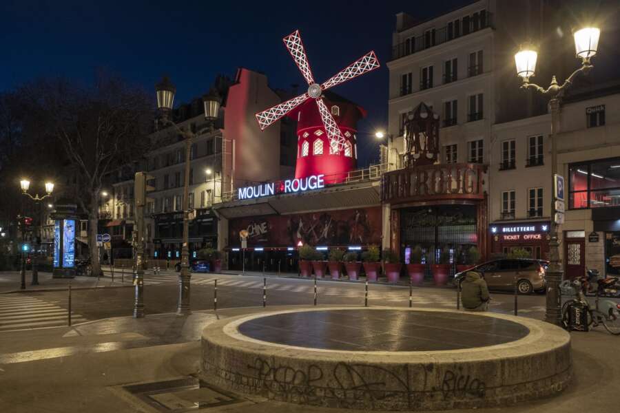 Crollano le pale del Moulin Rouge: attimi di paura a Parigi ma si esclude ipotesi ‘atto doloso’