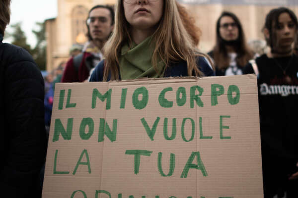 ‘Pressioni antiabortiste’ interrogazione parlamentare di Avs, Grimaldi: ‘ascolto del battito del feto e pannolini gratis’ è polemica “anti-abortisti con la bava alla bocca”