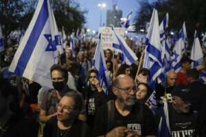 Israeliani in piazza contro Netanyahu, le tre richieste al premier: “Tregua, ostaggi e voto anticipato”