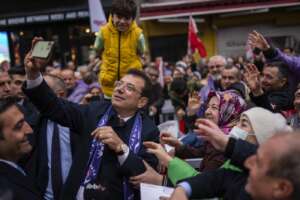 Chi è Ekrem Imamoglu, l’ex portiere che riconquista Istanbul e parla con laici, curdi e religiosi: Erdogan vede il tramonto