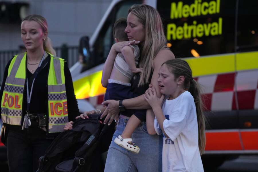 Sydney, strage al centro commerciale: killer con maglia rugby attacca a caso e uccide 7 persone