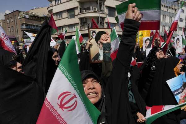 Iran, qui non brucia la bandiera americana a bruciare è quella della Repubblica islamica