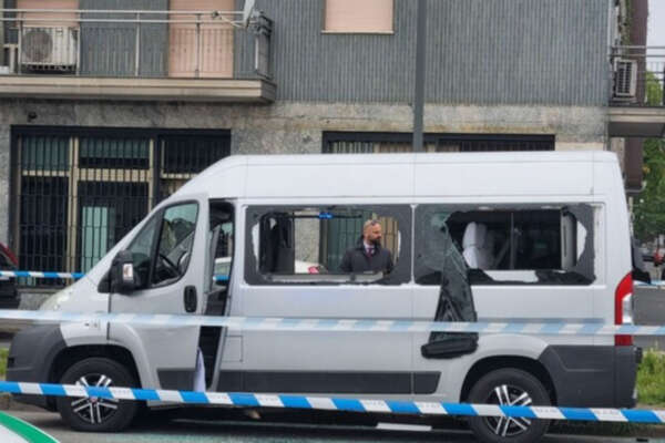 Agguato mortale all’Ortomercato di Milano, rompono i vetri e sparano nel furgone: morto un 18enne