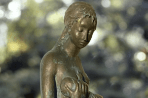 La statua a Milano troppo audace, la maternità diventa scomoda con ‘la donna che allatta a seno scoperto’. Non in piazza Duse