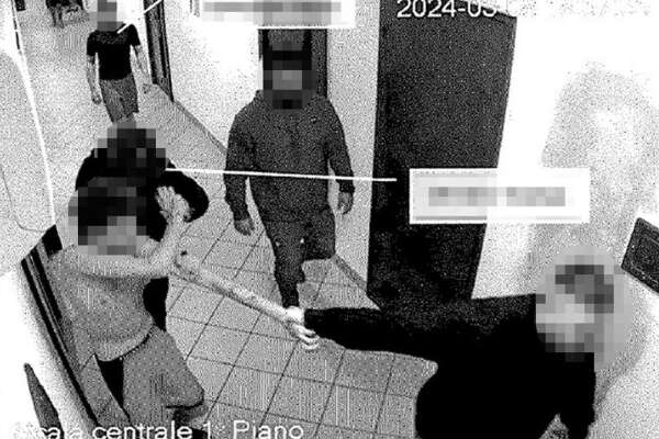 Violenze nel carcere Beccaria, le immagini di quattro agenti contro un 15enne e il silenzio del personale sanitario