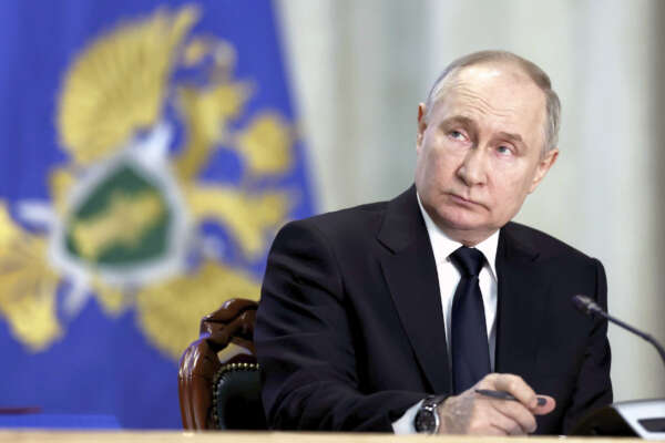 Putin rassicura su nucleare e nuovi attacchi ma riscrive la storia: “Hitler fu costretto a invadere la Polonia”