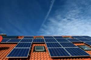 Case green, i nuovi standard della direttiva UE: dalle caldaie ai pannelli solari. Ma chi paga?
