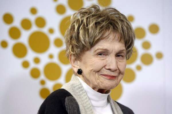 Addio ad Alice Munro, la maestra del racconto che scavava nella memoria dei suoi personaggi