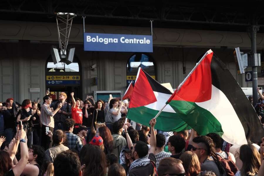 Attivisti pro Palestina occupano i binari della stazione di Bologna: in 1500 nelle strade, circolazione ferma