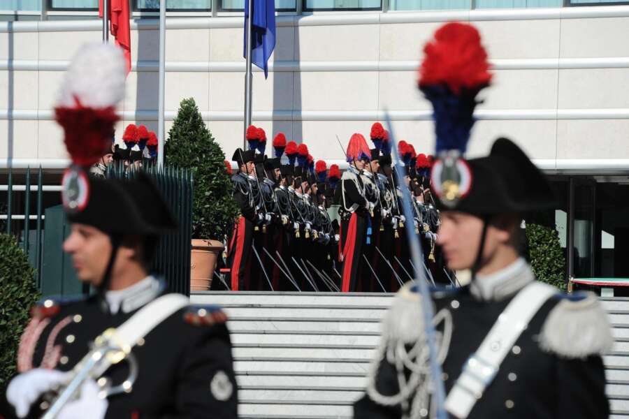 Allieva suicida alla Scuola marescialli, lo stress per le regole e la perdita dei capelli: “Soffriva la loro incoerenza. Il modello educativo deve cambiare”