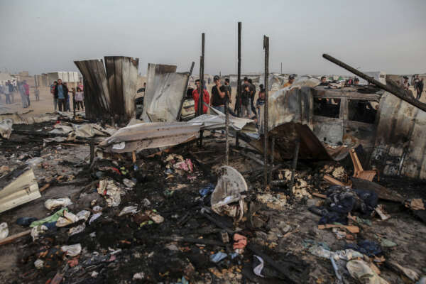 Palestinians look at the destruction after an Israeli strike where displaced people were staying in Rafah, Gaza Strip, Monday, May 27, 2024. Palestinian health workers said Israeli airstrikes killed at least 35 people in the area. Israel’s army confirmed Sunday’s strike and said it hit a Hamas installation and killed two senior Hamas militants. (AP Photo/Jehad Alshrafi)


Associated Press/LaPresse