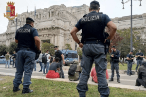 Milano, poliziotto spara dopo tentativo di aggressione: 36enne ferito alla spalla alla stazione Centrale