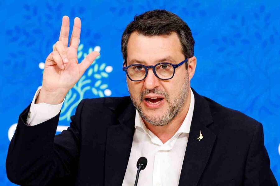 Salvini cambia tattica e gioca su più tavoli: il nuovo look e la svolta borghese che piace alla fidanzata. Sono finiti i tempi della bestia