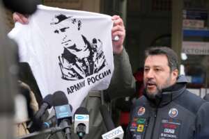 L’eterno dilemma di Salvini: indossare t-shirt o mollare Putin… per le sue frasi di elogio ci vorrebbero lenzuola
