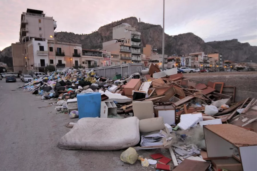 Sicilia isola di emergenze ordinarie: ora è il turno della ‘munnezza’