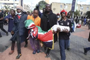 Caos Kenya, fiamme e morti dopo l’aumento delle tasse: assalto al Parlamento, in strada anche la sorellastra di Obama