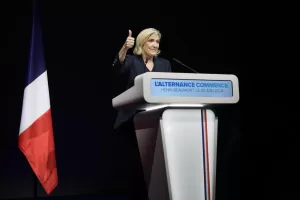 Elezioni Francia, Le Pen vince al primo turno ma senza maggioranza assoluta. Il piano di Macron per togliere seggi all’estrema destra