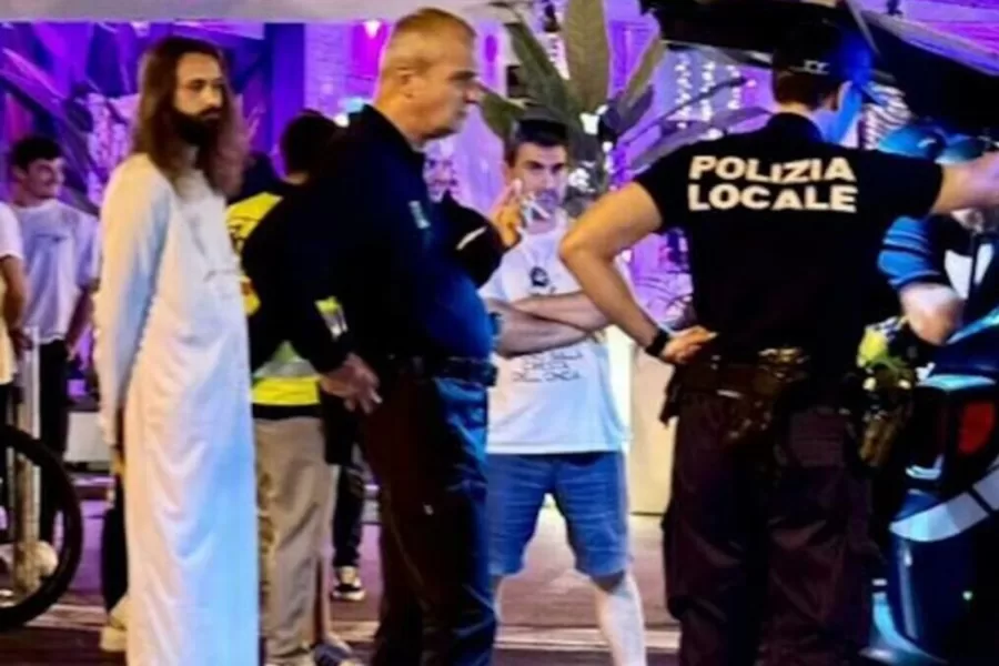 Il futuro sposo si traveste da Gesù e sfila in strada con una croce sulle spalle: multa di 200€ dalla polizia di Jesolo