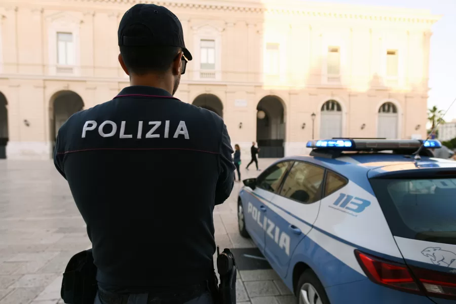 Poliziotto salva la sua ex professoressa dal suicidio: “Sono Alessandro, si ricorda di me?”. Attimi di tensione a Roma