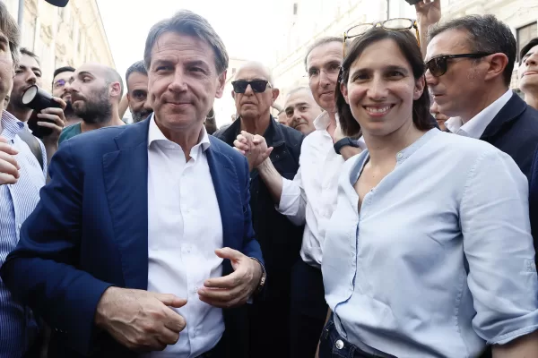 Giuseppe Conte e Elly Schlein alla manifestazione per la difesa della Costituzione Italiana convocata dalle forze di opposizione in piazza Santi Apostoli  – Politica – Roma, Italia – Martedì , 18 Giugno  2024 (foto Cecilia Fabiano/LaPresse)

Giuseppe Conte and Elly Schlein at the demonstration for the defense of the Italian Constitution called by the opposition forces in Piazza Santi Apostoli
– Politics  – Rome, Italy — Tuesday   , 18  June  2024 (photo Cecilia Fabiano / LaPresse)