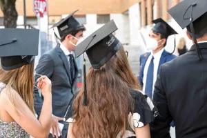 Perché non bisogna sorprendersi se i giovani laureati non accettano stipendi bassi e preferiscono scappare dall’Italia