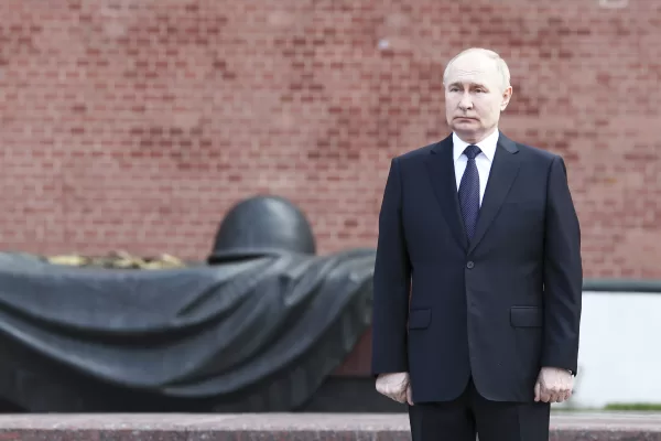 Il giovane Vladimir e il vecchio Putin: oggi zero sorrisi, che piacevano ai leader europei, ma brutalità di sempre