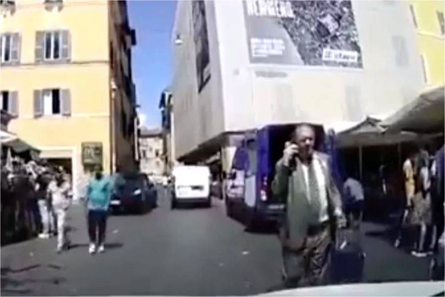 “Parla male di noi”, tassista lascia a piedi Cecchi Paone: “Uber vi massacrerà”
