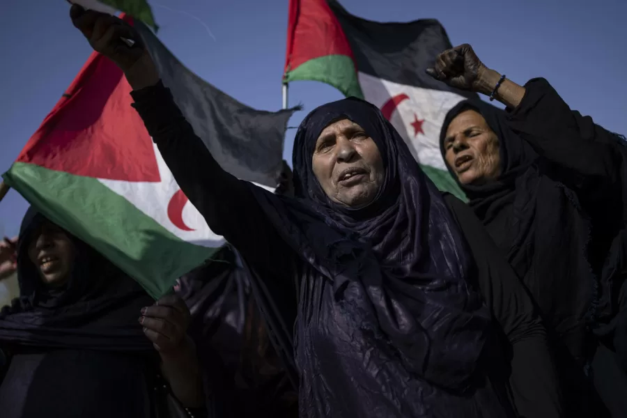 Sahara Occidentale, la Francia accetta il piano del Marocco e l’Algeria minaccia ritorsioni: tra rivalità e sostegno ai Saharawi