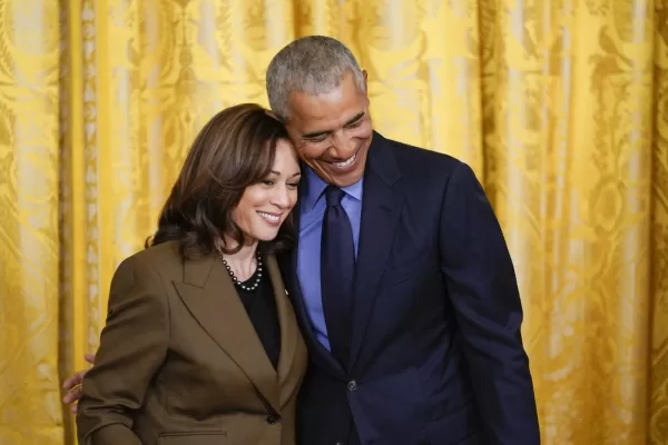 Kamala Harris, c’è l’endorsement di Michelle e Barack Obama: “Orgogliosi di te, sarà un evento storico”. L’amicizia decennale e la chiamata arrivata in ritardo