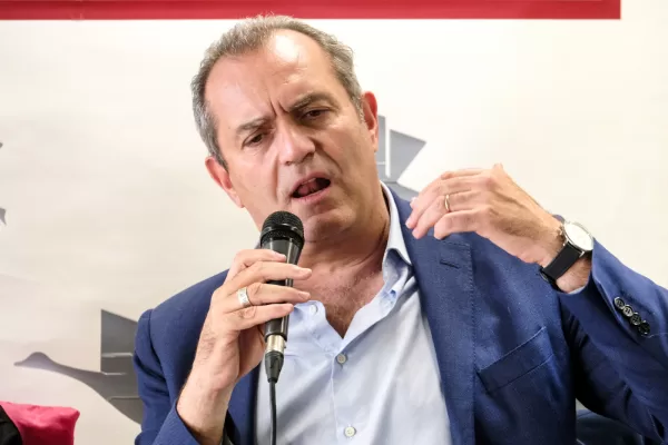 Gli applausi di Luigi de Magistris alla propaganda neonazista, per l’ex sindaco e pm i sionisti vanno in carcere