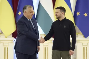 Orban a Kiev: “Subito tregua con la Russia”. Zelensky chiede una pace giusta. “Così cambia il rapporto con l’Ungheria”