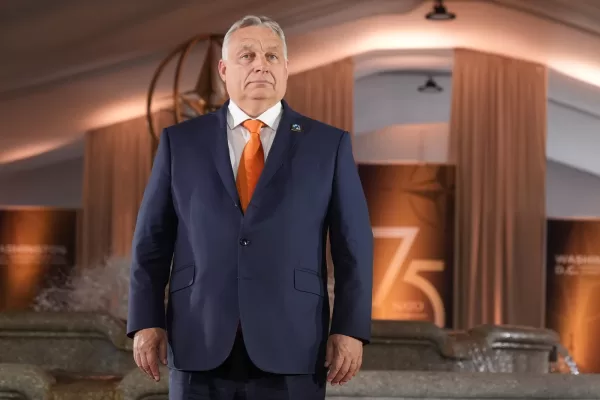 Blitz, ostacoli e giochi d’azzardo, l’Europa in balìa di Orbán che tira la volata a Trump