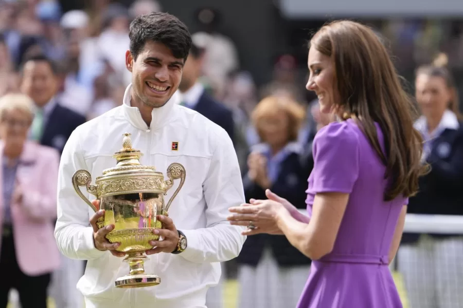 Alcaraz ancora campione a Wimbledon. Djokovic battuto in tre set: è il suo quarto Slam, il secondo dell’anno