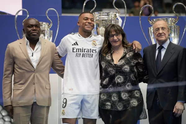 Dietro Mbappé c’è la mamma, e chiede il 30%. Fayza Lamari si emoziona: “Al Real Madrid Kylian è tornato bambino”. Ma ora porta il PSG in tribunale