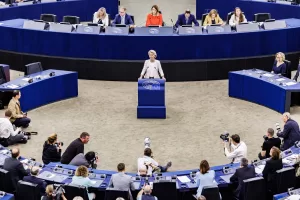 Voto Commissione UE, von der Leyen in aula: “Basta alla dipendenza energetica dalla Russia. E Orban da Putin non era in missione di pace”