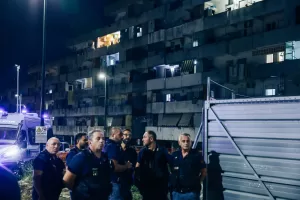 Scampia, Vela balcony collapses: two dead and 13 injured, 7 are children. A girl is serious. “Very loud roar, it was terrible”
(Photo by Alessandro GarofaloLapresse)