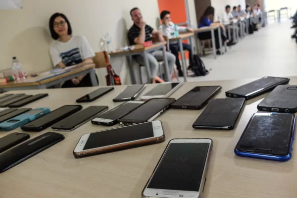 Smartphone a scuola, arriva la mannaia dall’alto: se si vieta ciò che non si riesce a governare