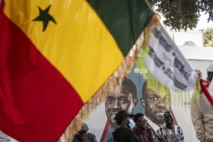 Francia, la sfida elettorale si gioca in casa ma il futuro globale passa dal Senegal