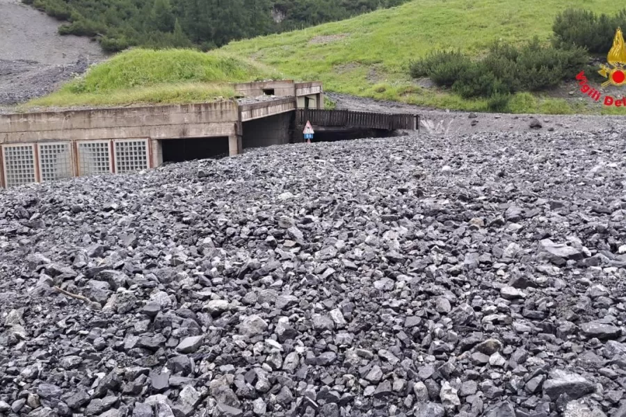 Frana a Livigno, si cerca un motociclista entrato in galleria prima della tragedia. Salvi nove turisti bloccati