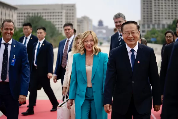 Giorgia Meloni e le ombre cinesi: Xi Jinping scarica in Europa tutto ciò che non vende negli Stati Uniti