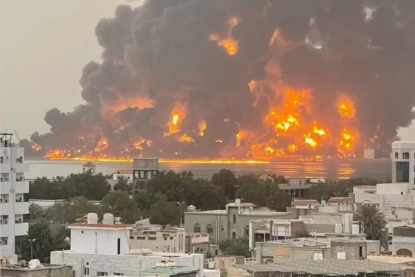 Israele attacca il porto di Hodeida nello Yemen, gli Houthi promettono escalation: “Considerate Tel Aviv non sicura”