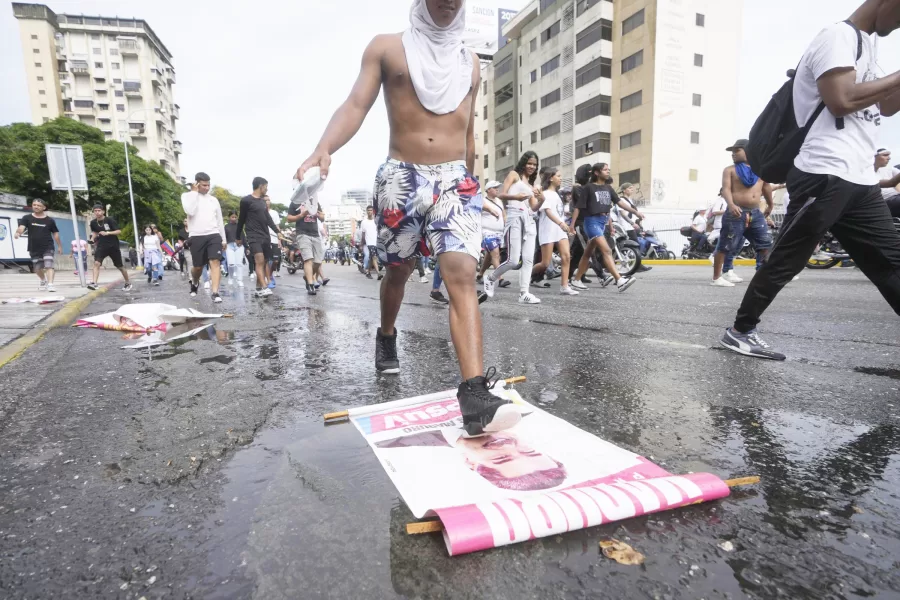 Maduro prepara le forze armate e minaccia i cittadini, il Venezuela a rischio guerriglia civile