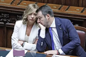 La strategia di Salvini, far polemica con il presidente Mattarella per insidiare Meloni: la premier in allarme