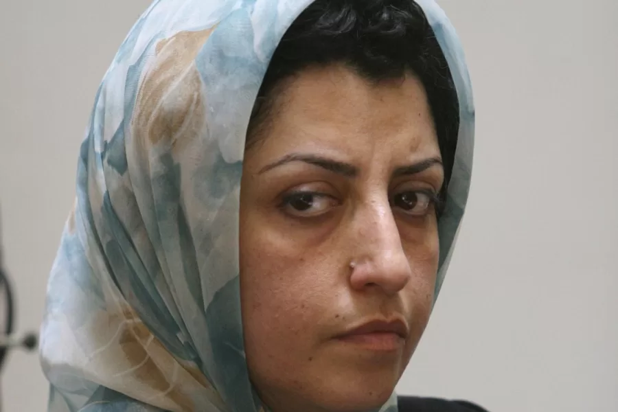 Iran, infarto in carcere per Narges Mohammadi: giallo sulle condizioni di salute della premio Nobel