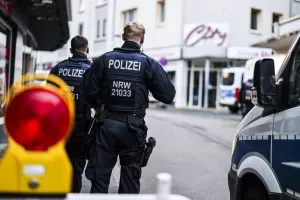 Strage in Germania, persone sgozzate alla festa di Solingen: arrestato 15enne, “ha sentito killer prima dell’attacco”