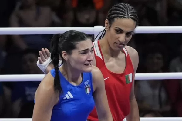 Angela Carini, il ritiro vale 100mila dollari. L’Iba le assegna il premio della medaglia d’oro: “Non riuscivamo a guardarla mentre piangeva”